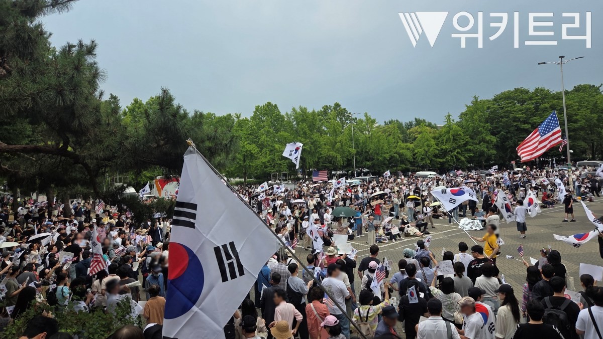 서울 올림픽공원 핸드볼경기장 앞에 모인 시민들